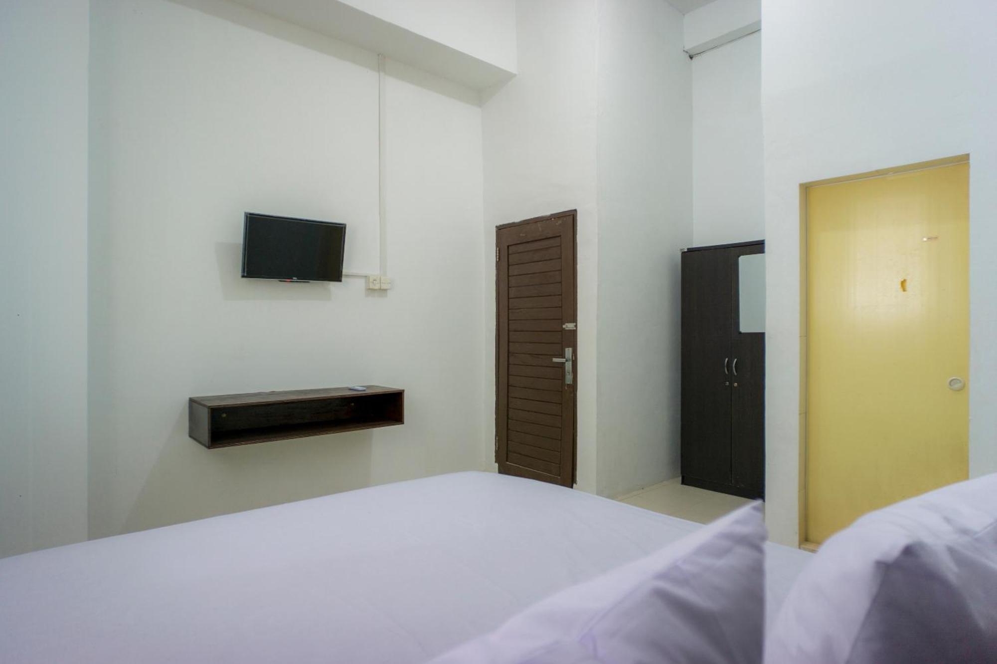 Oyo Life 2366 Gatsu Kost Hotel Medan Exterior foto