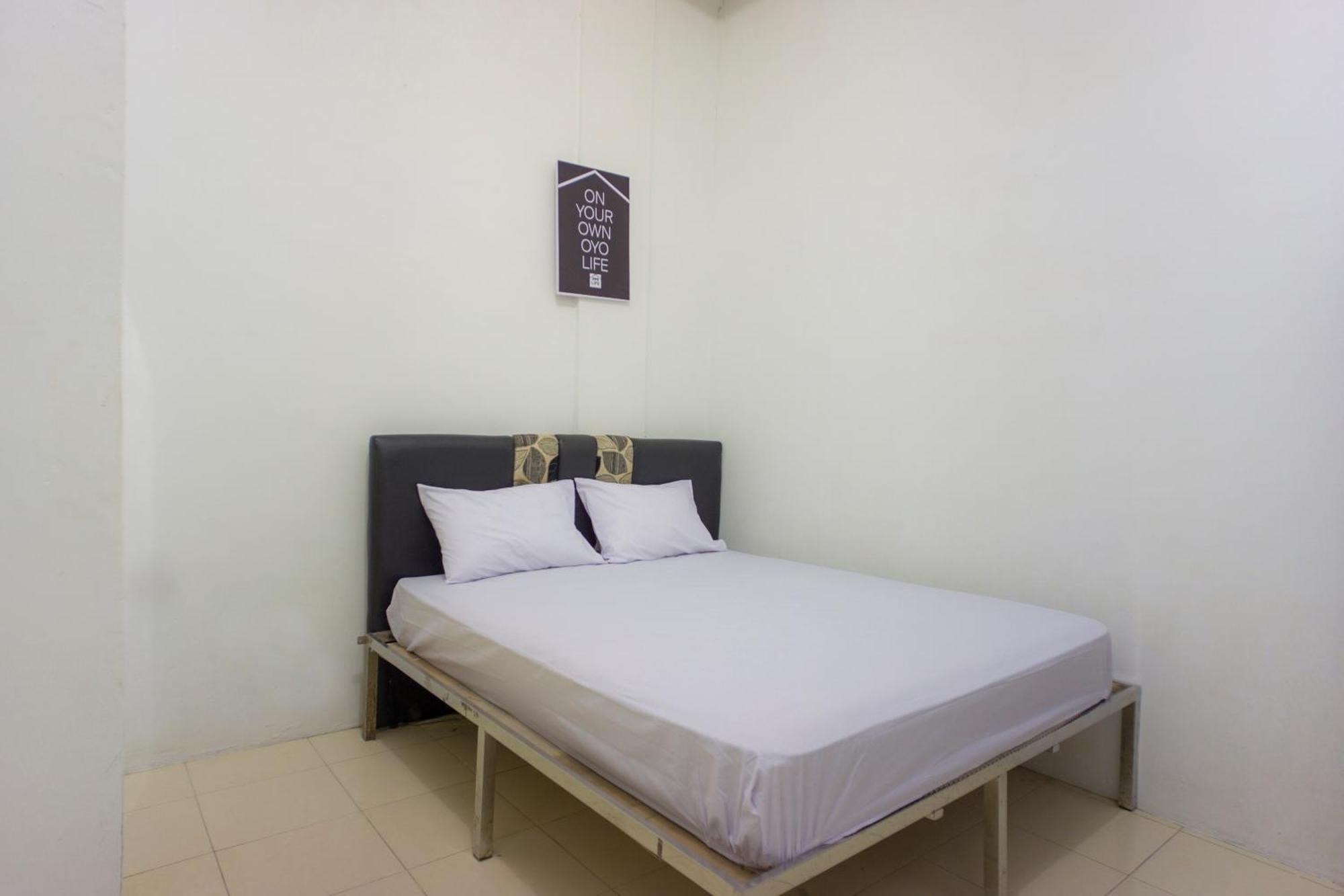 Oyo Life 2366 Gatsu Kost Hotel Medan Exterior foto