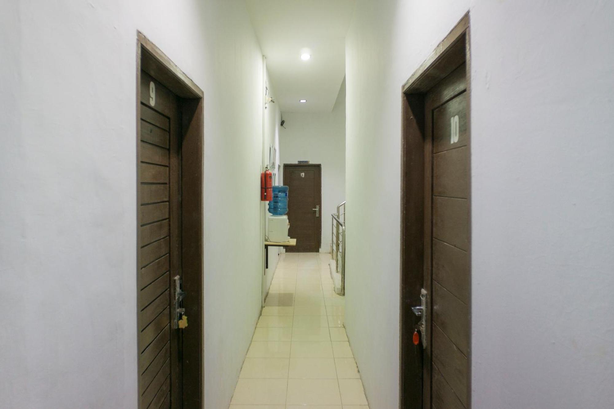 Oyo Life 2366 Gatsu Kost Hotel Medan Exterior foto