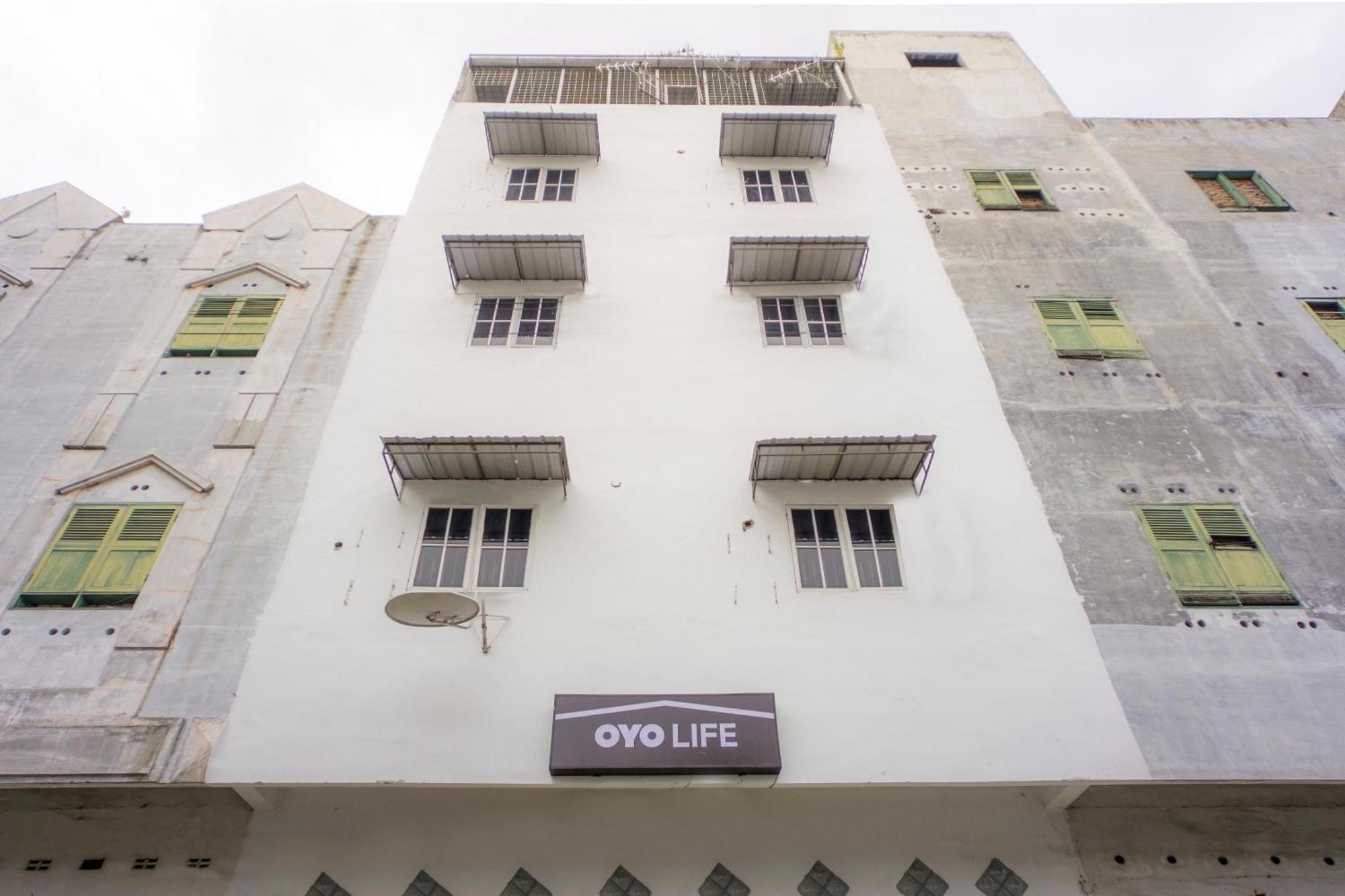Oyo Life 2366 Gatsu Kost Hotel Medan Exterior foto