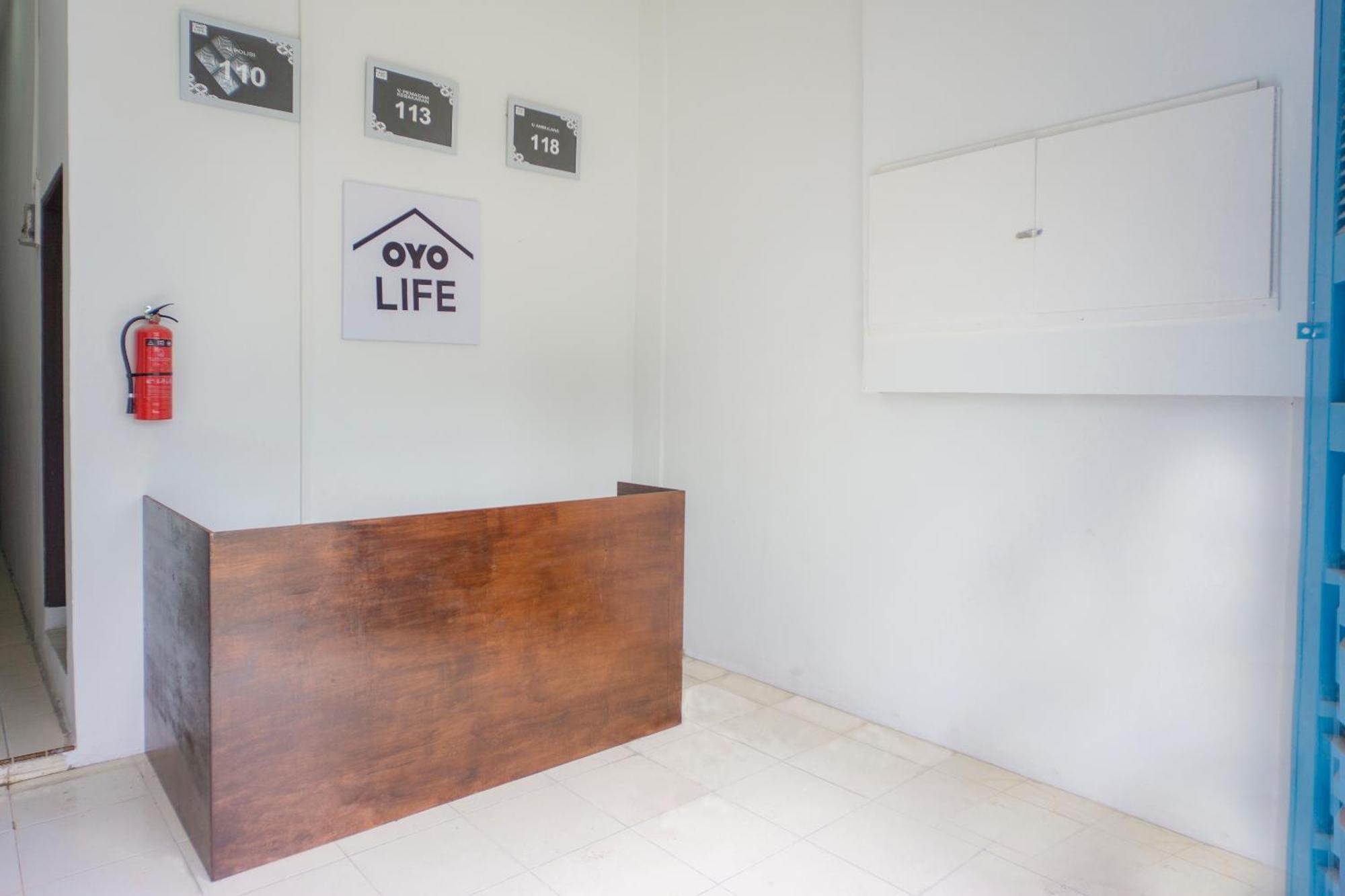 Oyo Life 2366 Gatsu Kost Hotel Medan Exterior foto