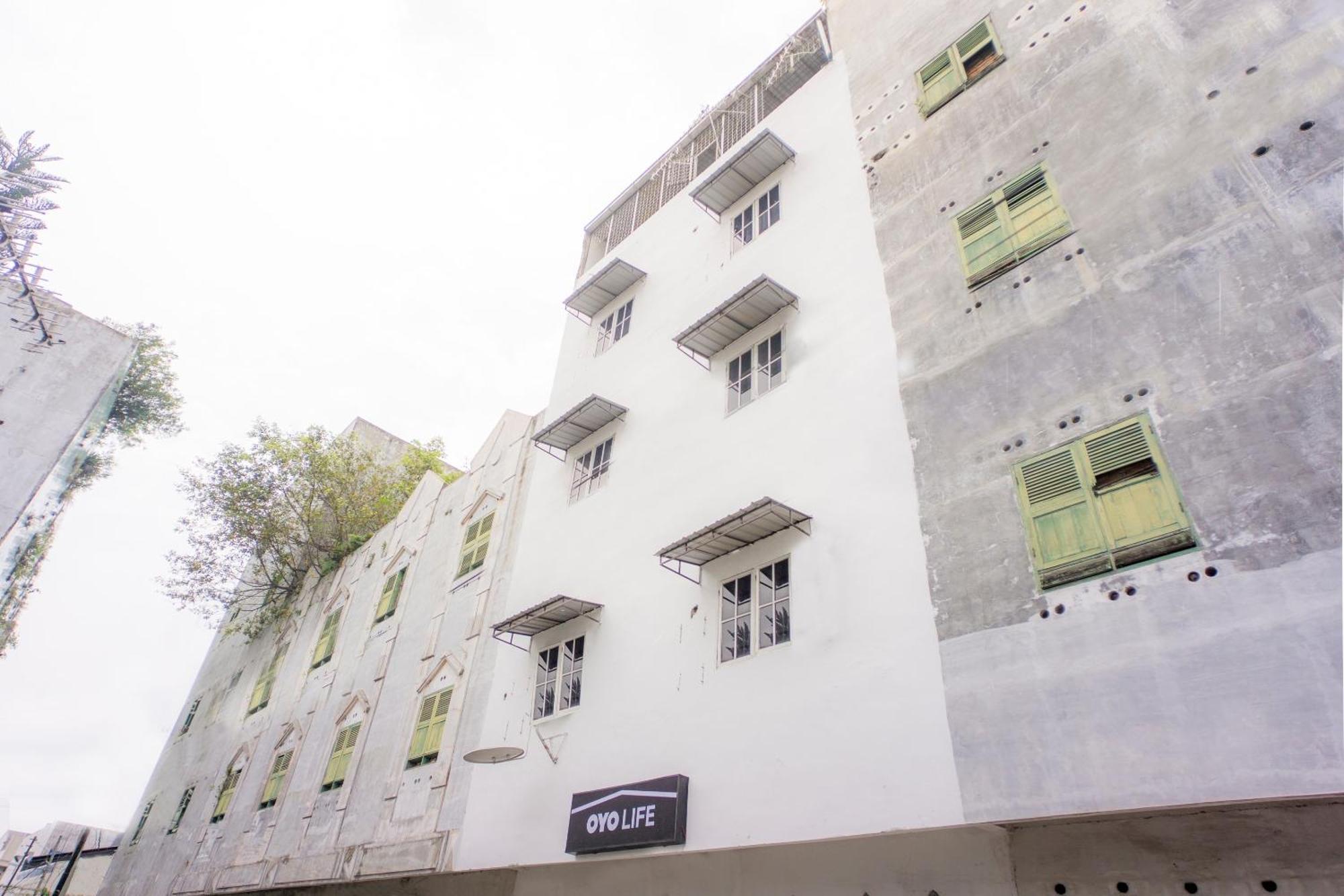 Oyo Life 2366 Gatsu Kost Hotel Medan Exterior foto