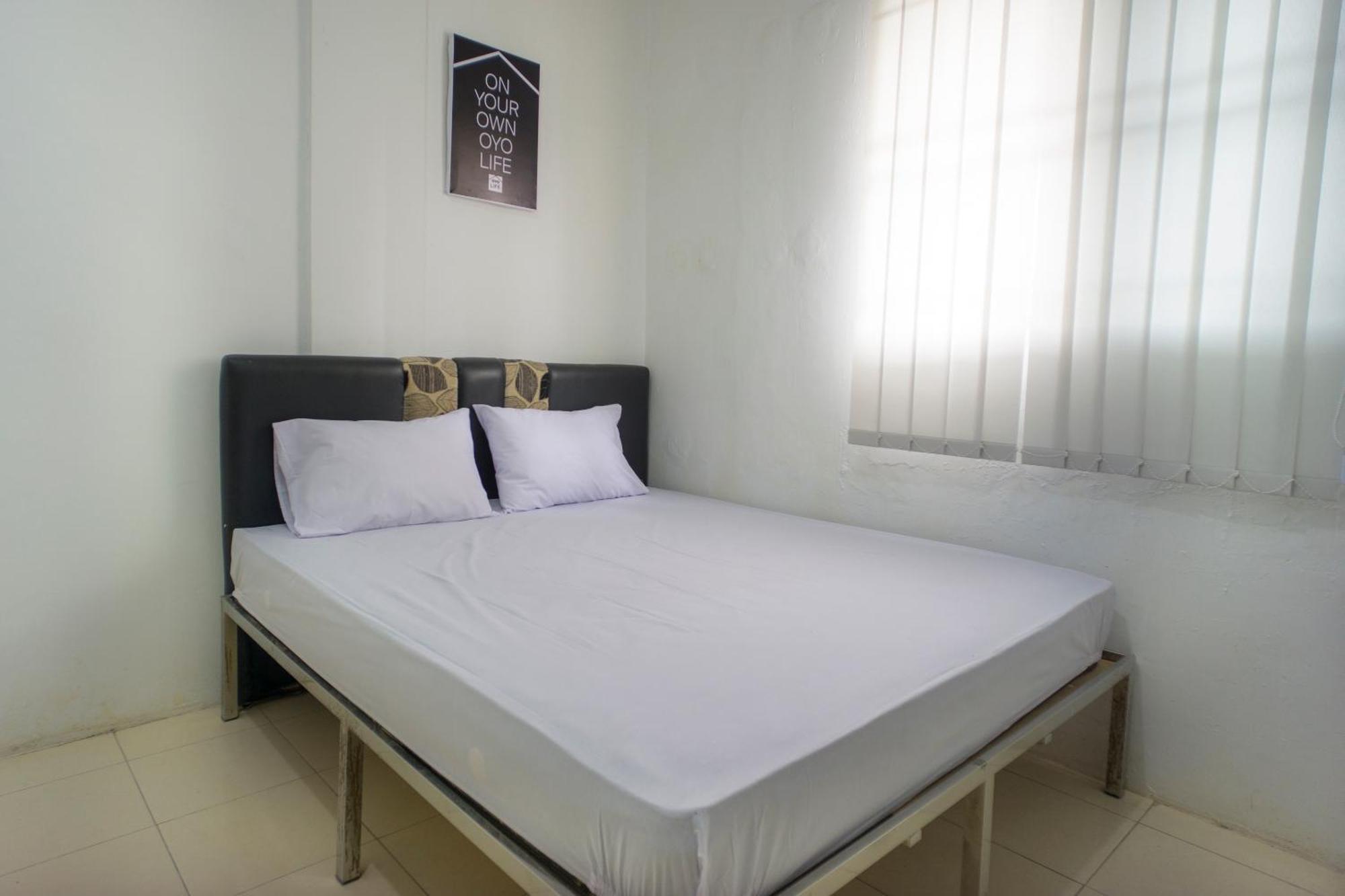 Oyo Life 2366 Gatsu Kost Hotel Medan Exterior foto