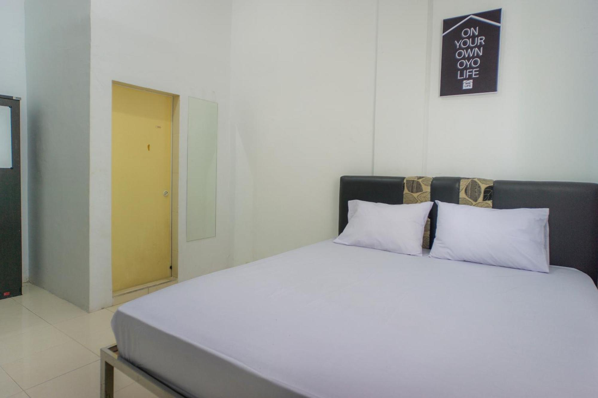 Oyo Life 2366 Gatsu Kost Hotel Medan Exterior foto