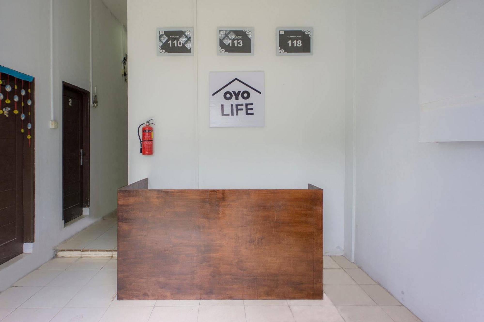 Oyo Life 2366 Gatsu Kost Hotel Medan Exterior foto