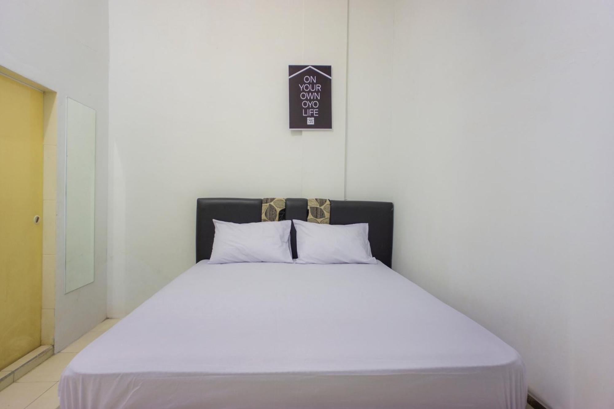 Oyo Life 2366 Gatsu Kost Hotel Medan Exterior foto