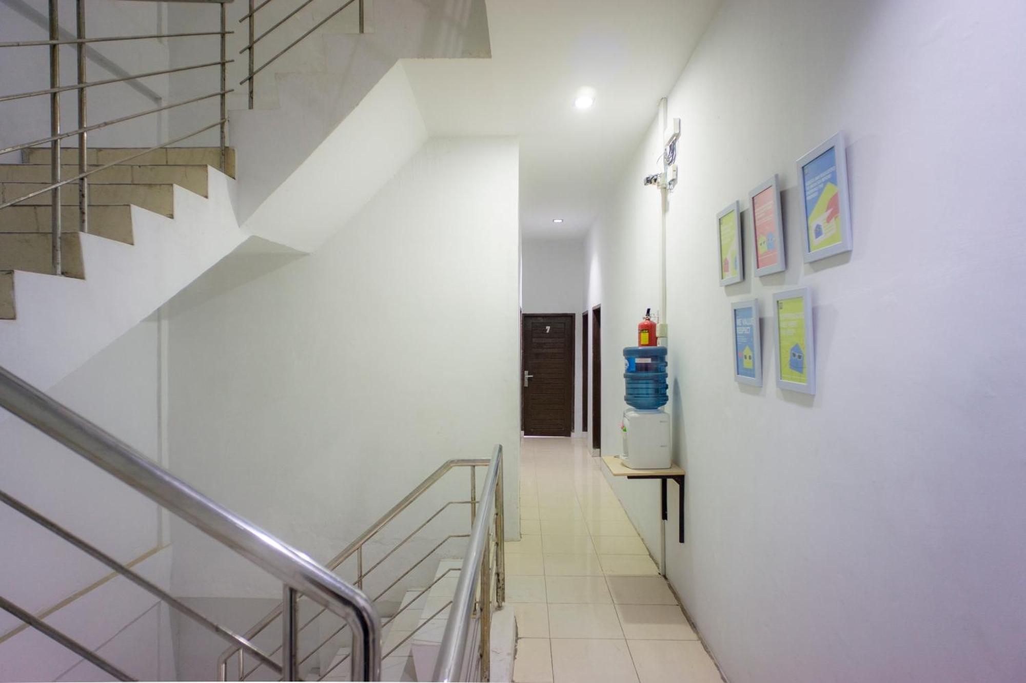 Oyo Life 2366 Gatsu Kost Hotel Medan Exterior foto